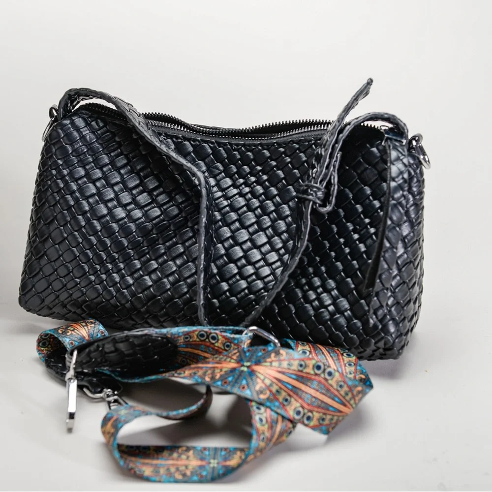 Black women’s Woven Shoulder Bag